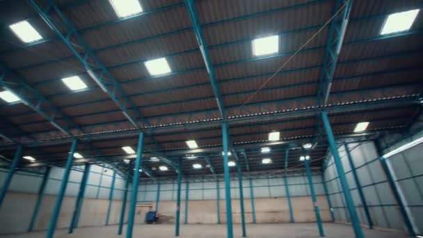 Широкий угол обзора пустого склада или завода — стоковое видео