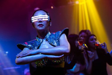 Gece kulübünde DJ 'in müziğiyle dans eden tekno dansçı.
