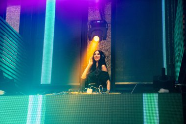 DJ disko gece kulübünde tekno müzik eşliğinde sahnede.