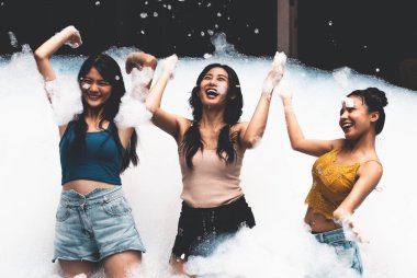 Eğlence ve neşeyle kabarcık havuzunda oynayan kız