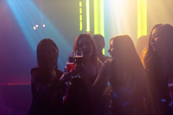 Imagem silhueta de pessoas dançam em discoteca para música de DJ no palco — Fotografia de Stock