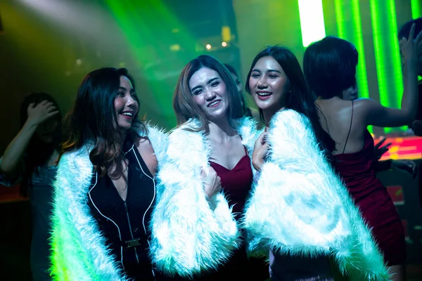 Gruppo di amiche che si divertono alla festa nel club di ballo — Foto Stock