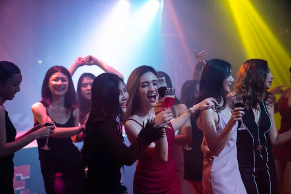 Jongeren vieren feest, drinken en dansen — Stockfoto