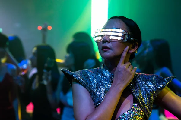 Техно танцівниця в нічному клубі танцює на ритм музики від DJ — стокове фото