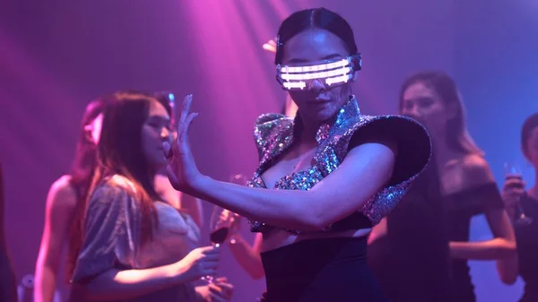 Grupo de personas bailan en discoteca al ritmo de la música de DJ en el escenario —  Fotos de Stock