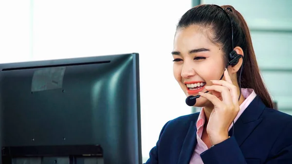 Gente de negocios con auriculares trabajando en la oficina —  Fotos de Stock