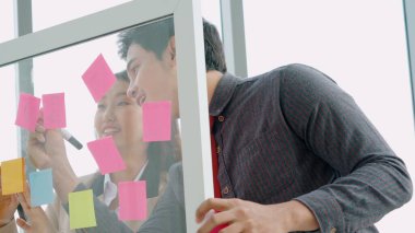 İş adamları proje planlama kurulunda çalışıyor