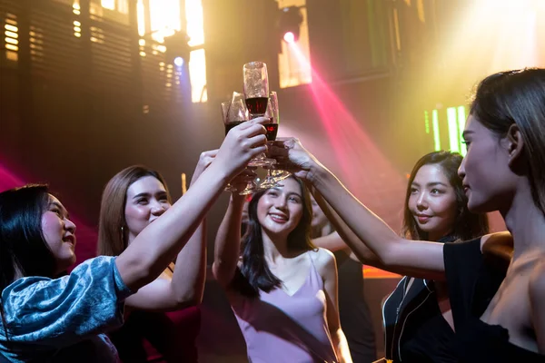 Ungdomar som firar fest, drink och dans — Stockfoto