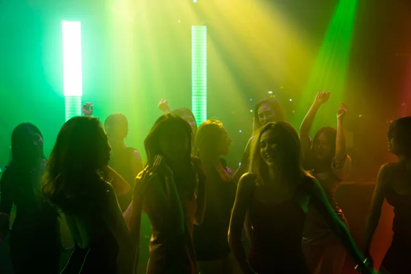 Σιλουέτα εικόνα των ανθρώπων χορεύουν στο νυχτερινό κλαμπ ντίσκο με μουσική από DJ στη σκηνή — Φωτογραφία Αρχείου