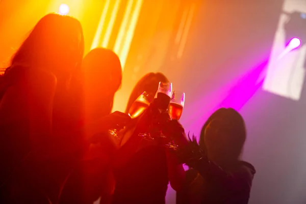 Silueta imagen de la gente bailando en discoteca discoteca con música de DJ en el escenario — Foto de Stock