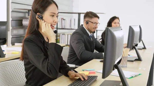 Gente de negocios con auriculares trabajando en la oficina —  Fotos de Stock