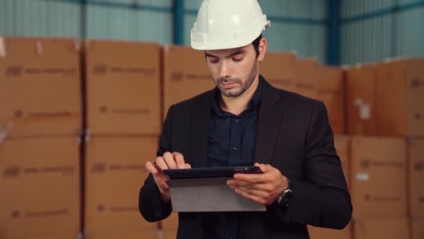 Gestionnaire d'usine utilisant un ordinateur tablette dans un entrepôt ou une usine — Video