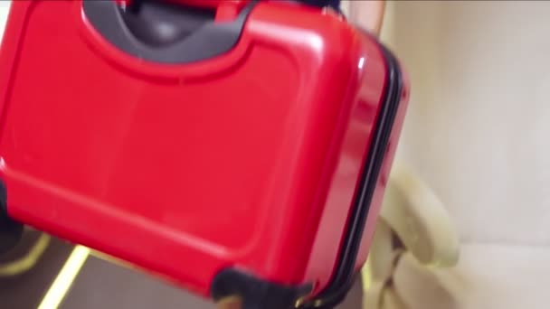 Kabinbesättning lyft bagageväska i flygplan — Stockvideo