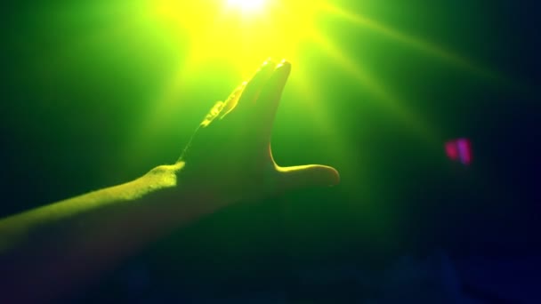Ulurkan tangan untuk menutupi cahaya titik yang bersinar — Stok Video