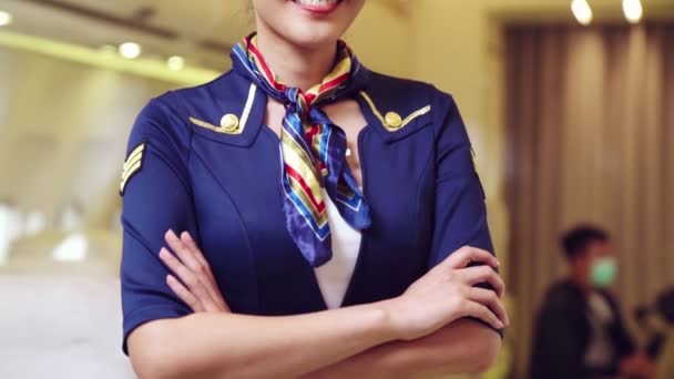 Cabinepersoneel of gastvrouw in het vliegtuig — Stockvideo