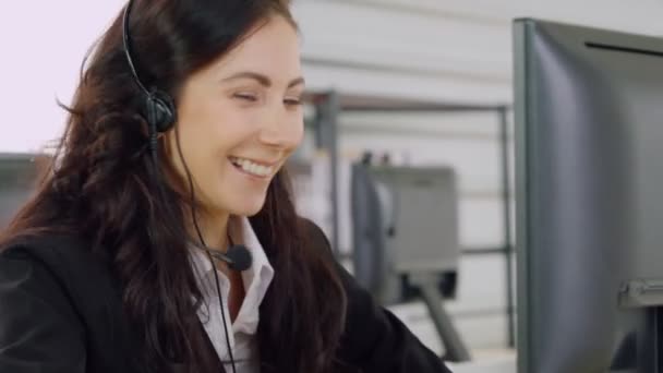 Vezetékes fülhallgatót viselő üzletemberek az irodában — Stock videók