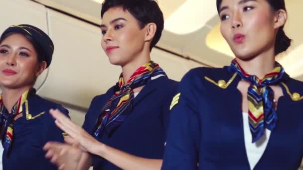비행기 안에서 즐거운 춤을 추는 오두막 승무원들 — 비디오