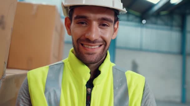 Trabajador profesional de la industria primer plano retrato en la fábrica o almacén — Vídeos de Stock