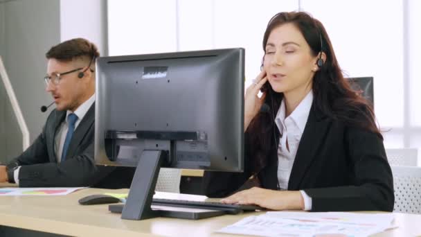 Geschäftsleute mit Headset arbeiten im Büro — Stockvideo