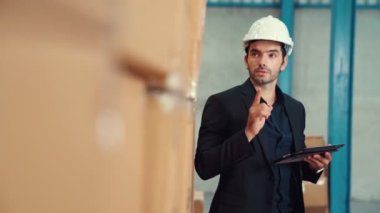 Fabrika yöneticisi depoda veya fabrikada tablet bilgisayar kullanıyor