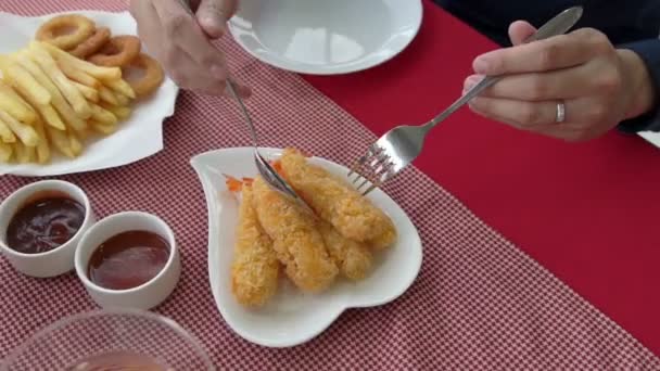 快乐浪漫的夫妻在餐馆吃午饭 — 图库视频影像