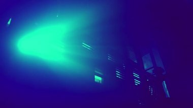 Disko için spot ışığı ya da kameraya doğru parlayan konser ışığı