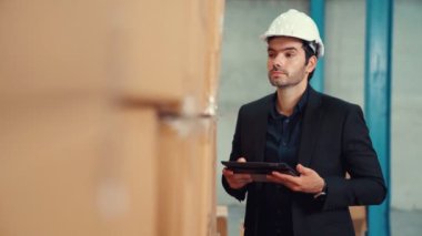 Fabrika yöneticisi depoda veya fabrikada tablet bilgisayar kullanıyor