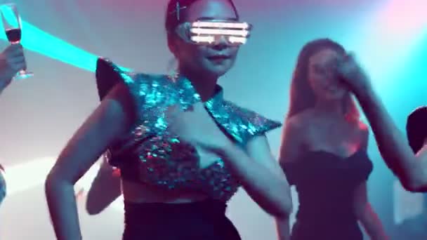 Bir grup insan disko gece kulübünde DJ 'in sahnede çaldığı müzikle dans ediyor. — Stok video