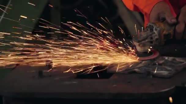 Meccanico professionista sta tagliando il metallo d'acciaio. — Video Stock