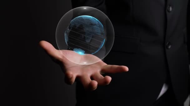 Dünyanın holografik teknolojisini tutan insan eli. — Stok video
