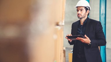 Fabrika yöneticisi depoda veya fabrikada tablet bilgisayar kullanıyor