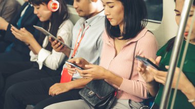Yeraltı treninde cep telefonu kullanan gençler