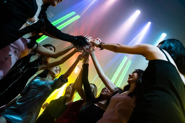 Jóvenes celebrando una fiesta, beber y bailar — Foto de Stock