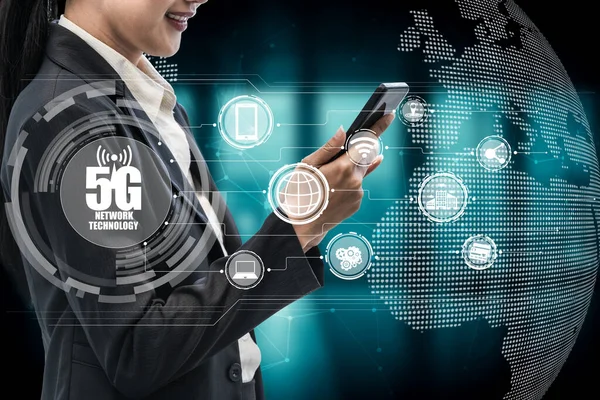 Fortschrittliche Kommunikation und globale Internetanbindung in der Smart City — Stockfoto