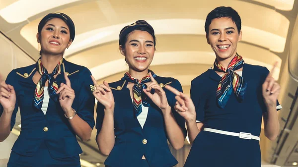 Equipe de cabine dançando com alegria no avião — Fotografia de Stock