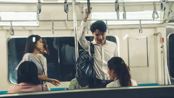 Multidão de pessoas em uma movimentada viagem de metrô público — Fotografia de Stock