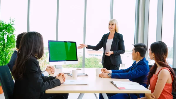 Gente de negocios en la sala de conferencias con pantalla verde — Foto de Stock