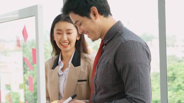 İş adamları proje planlama kurulunda çalışıyor