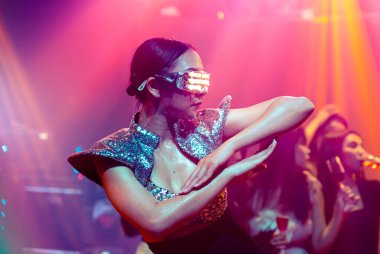 Gece kulübünde DJ 'in müziğiyle dans eden tekno dansçı.