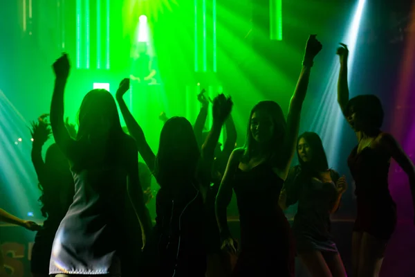 Imagem silhueta de pessoas dançam em discoteca para música de DJ no palco — Fotografia de Stock