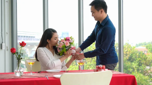 Ρομαντικό ζευγάρι δίνει δώρο στον εραστή στο εστιατόριο — Φωτογραφία Αρχείου