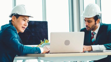 Mühendis ve mimar ofis masasında buluşuyor.