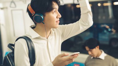 İş adamı trende cep telefonu kullanıyor.