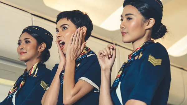 Equipe de cabine dançando com alegria no avião — Fotografia de Stock