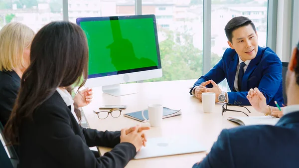 Ділові люди в конференц-залі з зеленим екраном — стокове фото