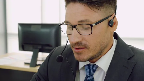 Geschäftsleute mit Headset arbeiten im Büro — Stockfoto