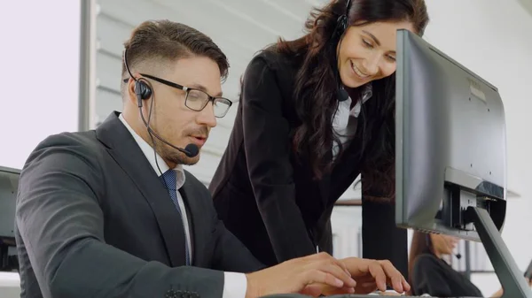 Gente de negocios con auriculares trabajando en la oficina —  Fotos de Stock