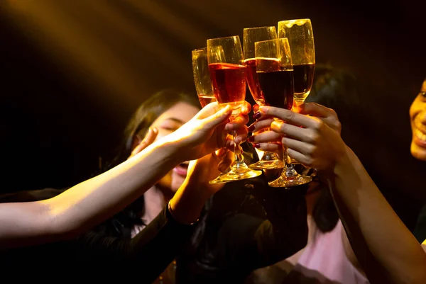 Grupo de personas brindan bebidas en la fiesta en el club de baile Imagen De Stock