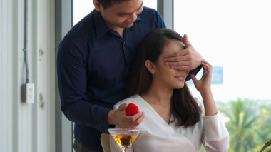 Romantik çift lokantada sevgilisine hediye veriyor.