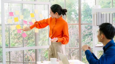 İş adamları proje planlama kurulunda çalışıyor